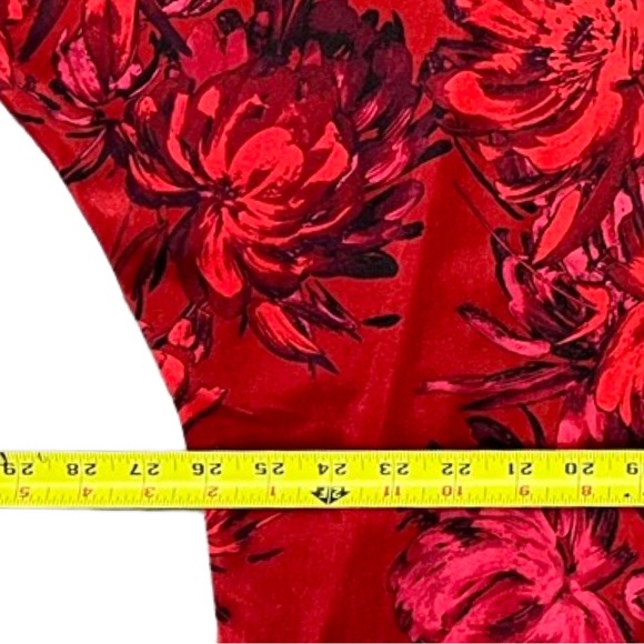 🎩🗝️ NWT $69 Slim Factor Red Floral Top - Runs Large - Picture 6 of 7